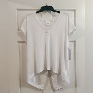 NWT! Athleta Essence Away From Body Tee / White V-Neck Short Sleeve